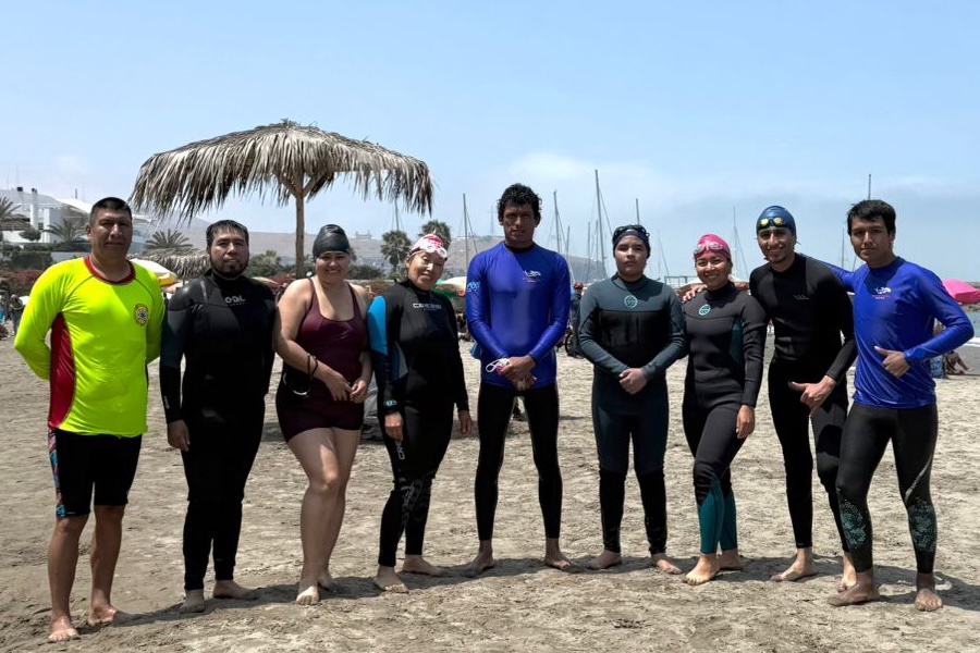Comunidad Deep Blue entrenando en la playa